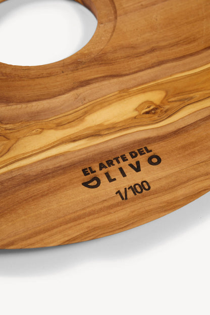 Olive wood putting aid with 'El Arte del Olivo' branding on a white background